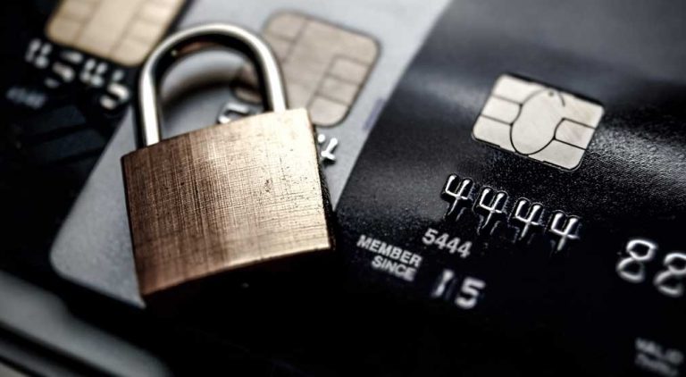 Imagem de um cadeado sobre um cartão de crédito